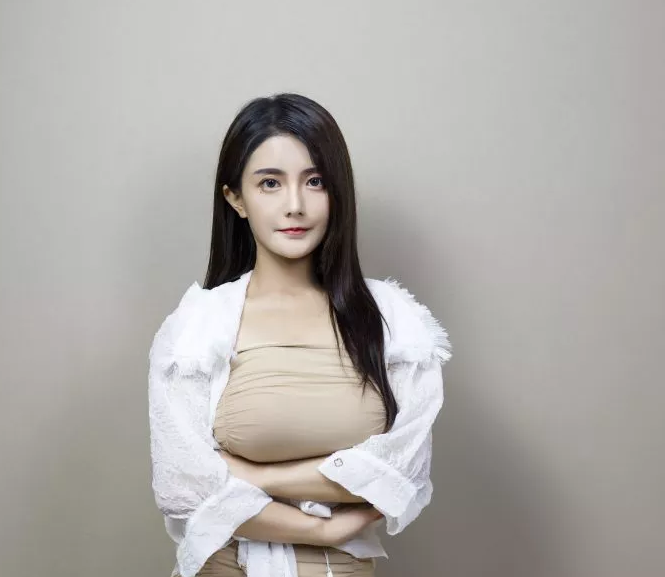 周淑怡自称做过胸部手术,放出旧视频,力证身材比古阿扎好?