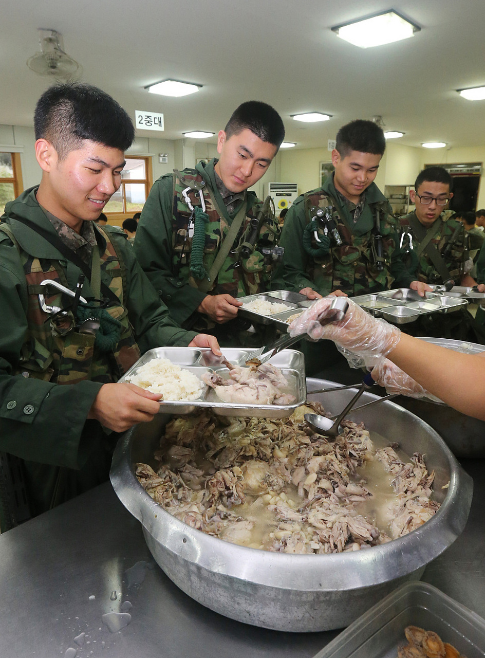 部队伙食餐盘图片