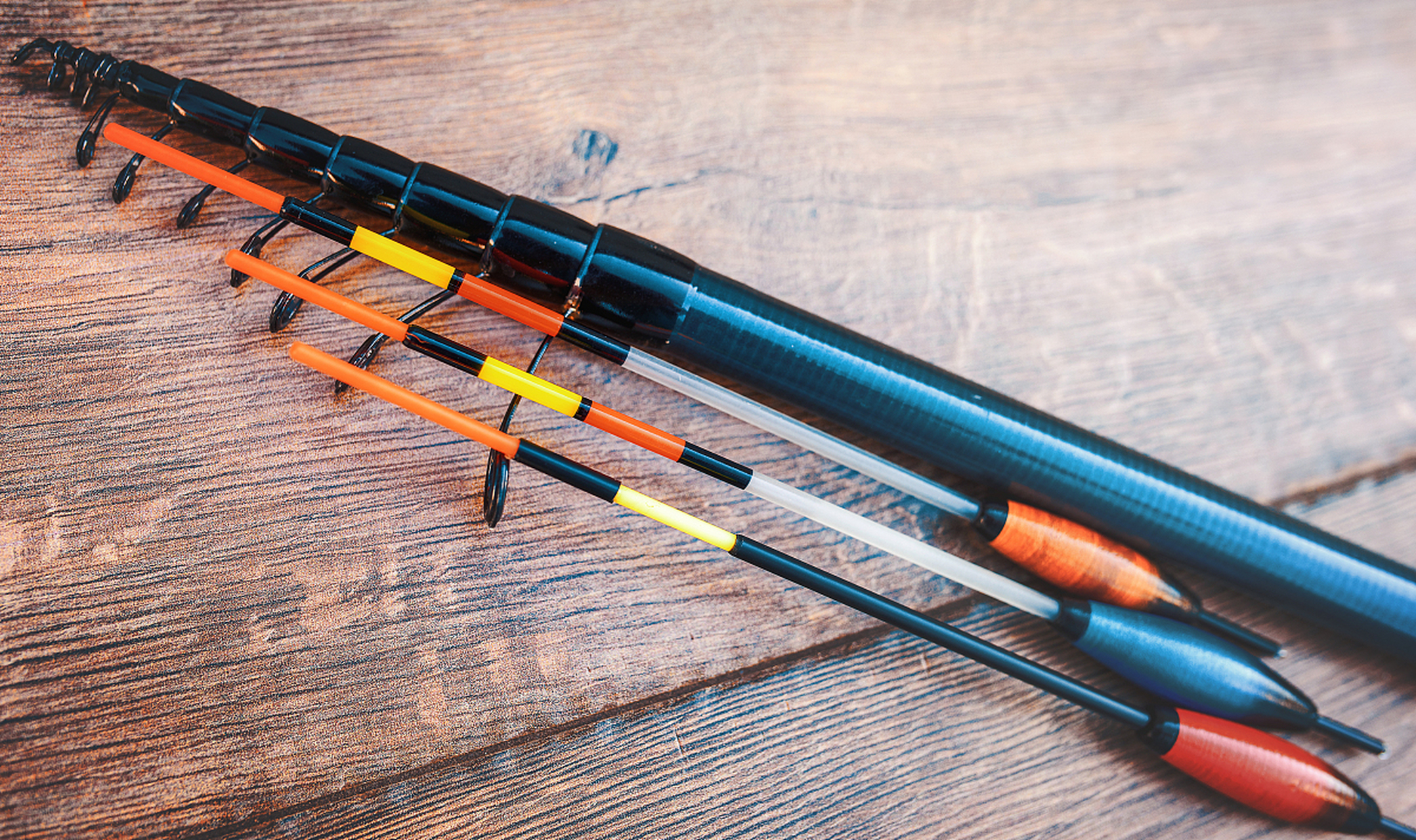 玻璃钢竿与碳素竿的识别方法 碳素竿轻,挺,直,细,亮,质量好,弹性佳,钓