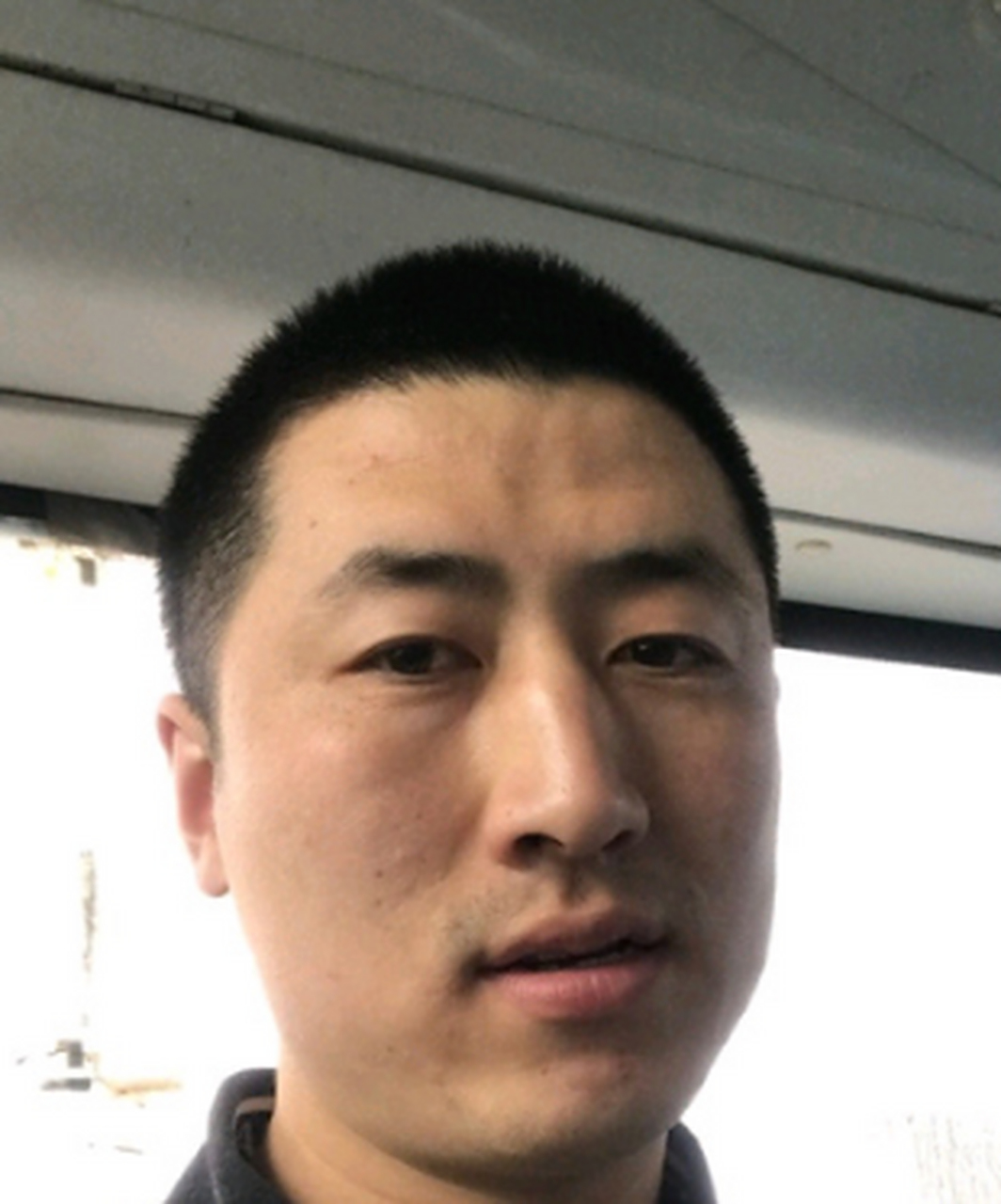 额头低窄凹凸不平,天庭司空中正部位凹陷那么在流连22-25岁期运势低迷