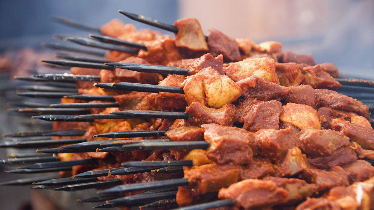 网红羊肉串肉质不明,羊油,鸡鸭肉,还有什么肉?齐上阵你敢吃么