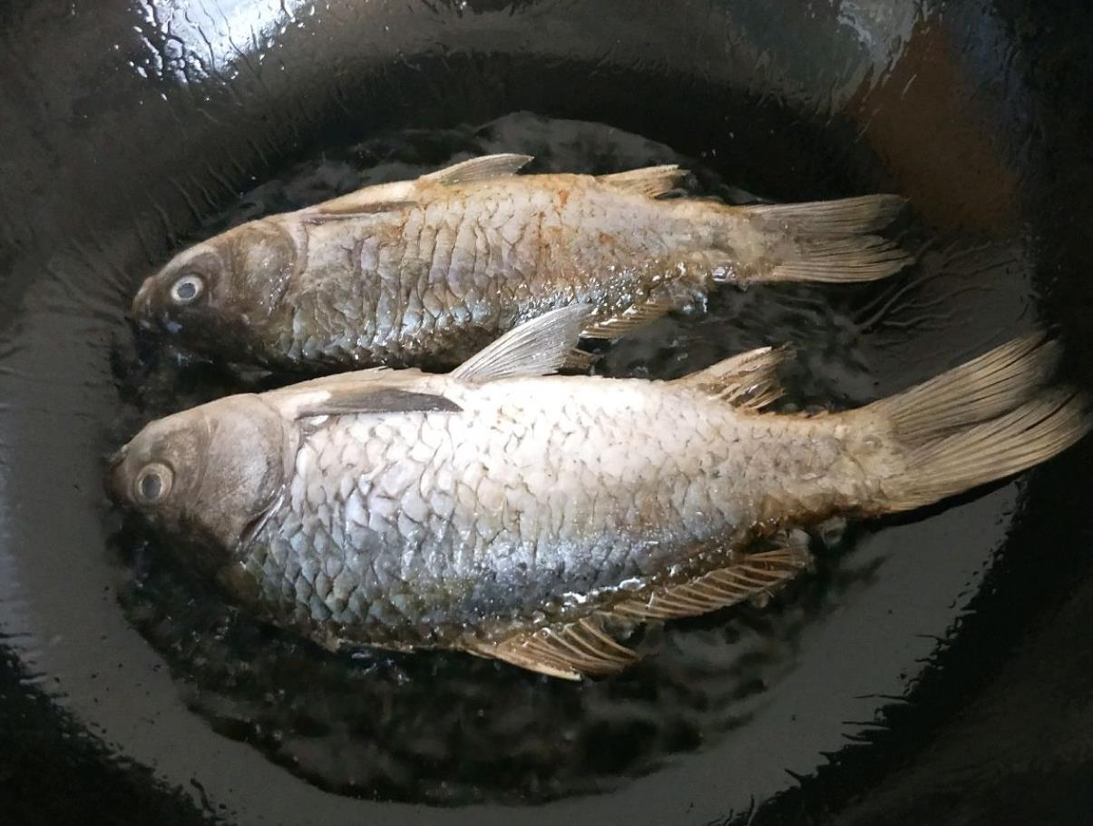 煎鱼时,不要直接倒油煎,多加这一步,鱼不粘锅不破皮,很完整