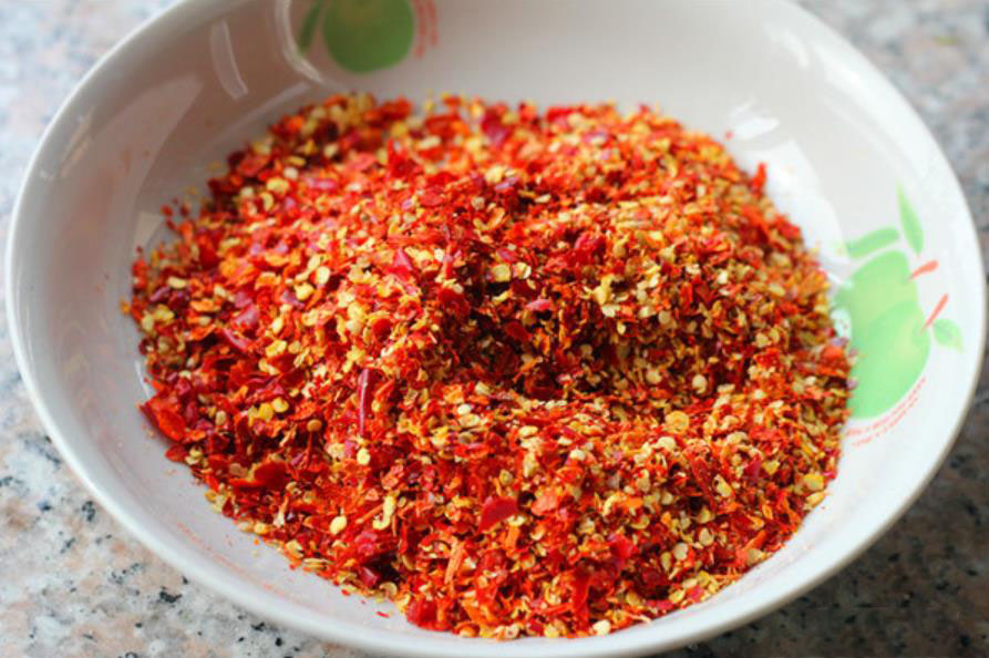 2,再将干辣椒放入破壁机中,打成辣椒面.