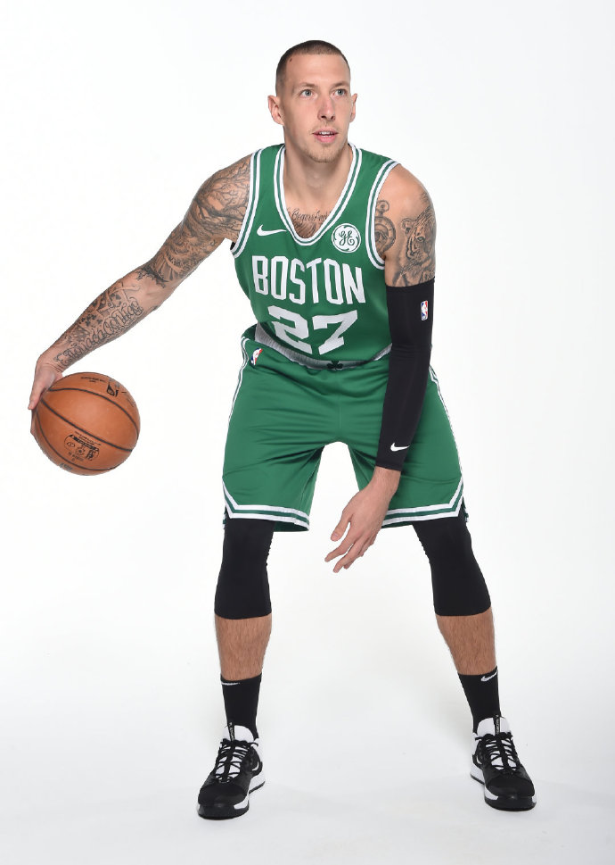 凯尔特人定妆照出炉!全新首发亮相,2米31巨人身穿99号