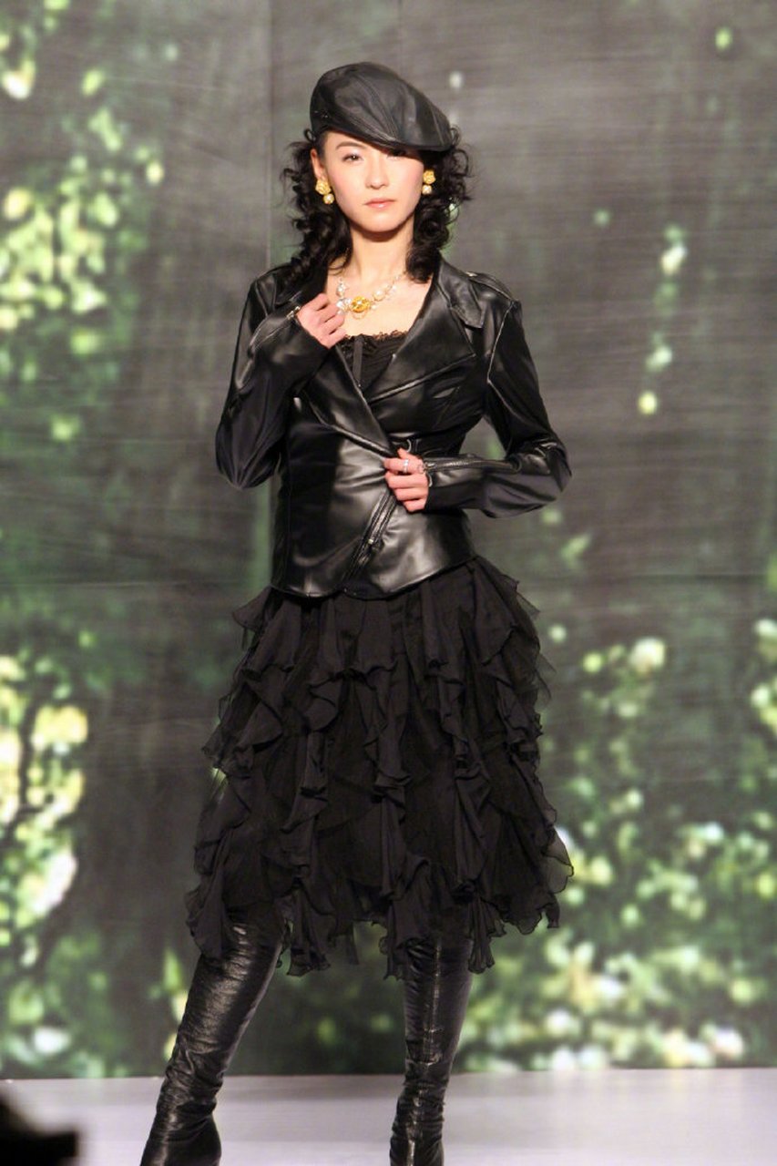 张柏芝的皮肤真是奶油肌的既视感,穿黑色皮衣配蓬蓬裙甜辣性感,这个