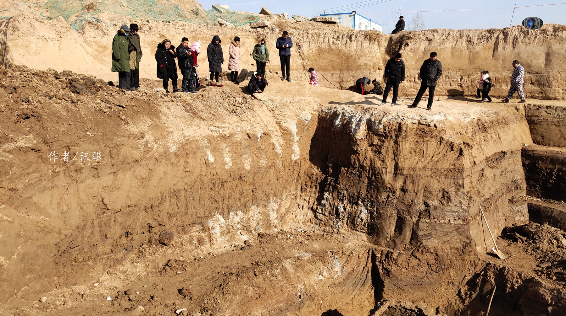 前不着村后不着店的野外发现古墓,三丈深的墓室构造实属罕见