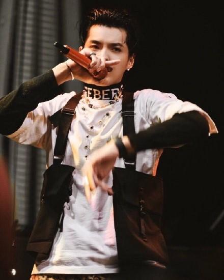 吴亦凡有颜任性!"土味"豹纹短裤竟好时尚,混搭工装背心太敢穿