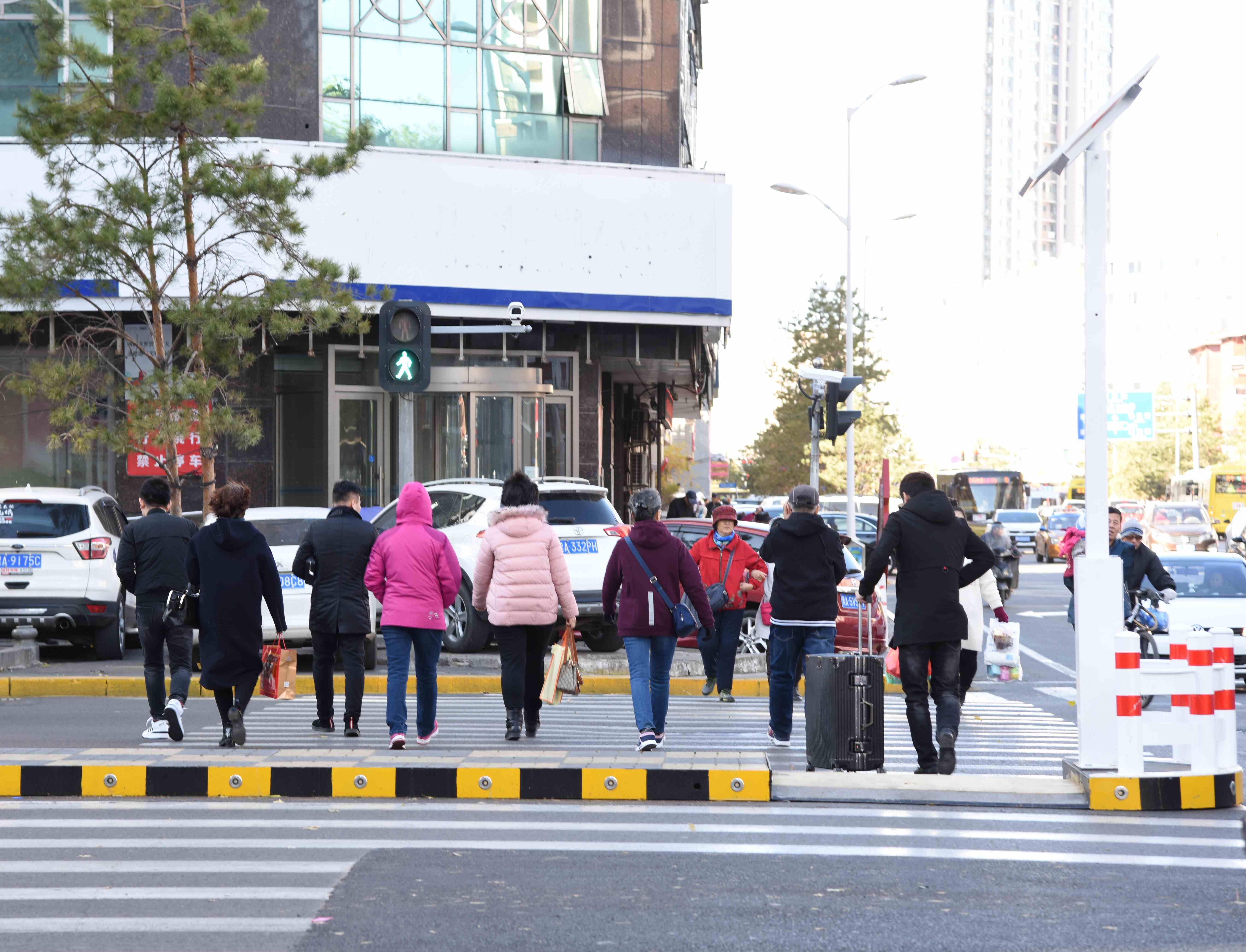 哈尔滨将新建70处行人二次过街"安全岛"