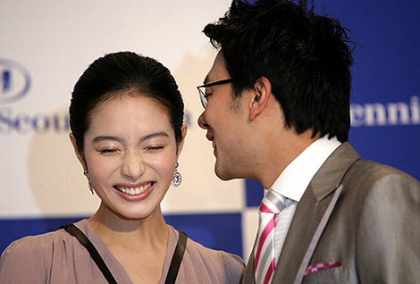 她在事业当红时选择结婚,婚后13天被家暴流产,手指被砍