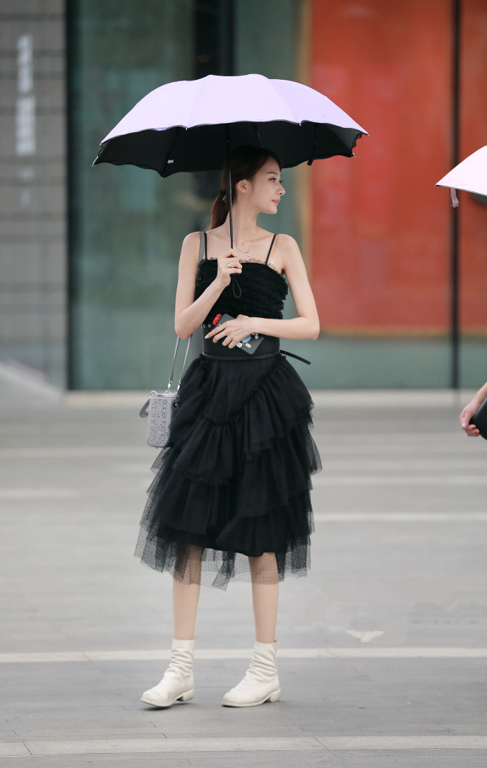 街拍:白色帽子配黄色上衣和绿色裤子,一身撞色搭配,显女神气质