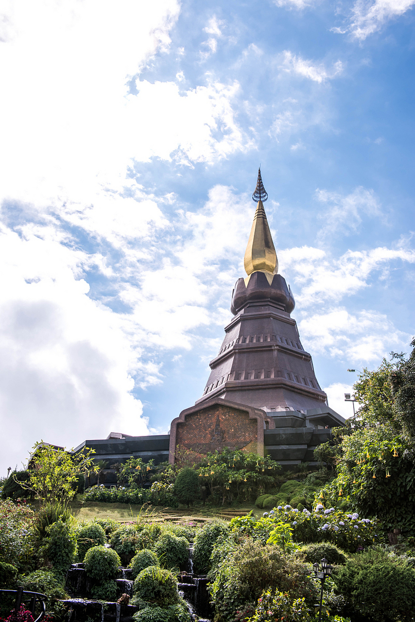 镜头里的春天# 勐仑白塔,位于中国云南省西双版纳傣族自治州勐海县