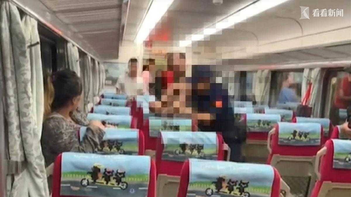 警察遭捅死民众只顾围观?女子问:怎救?你教我