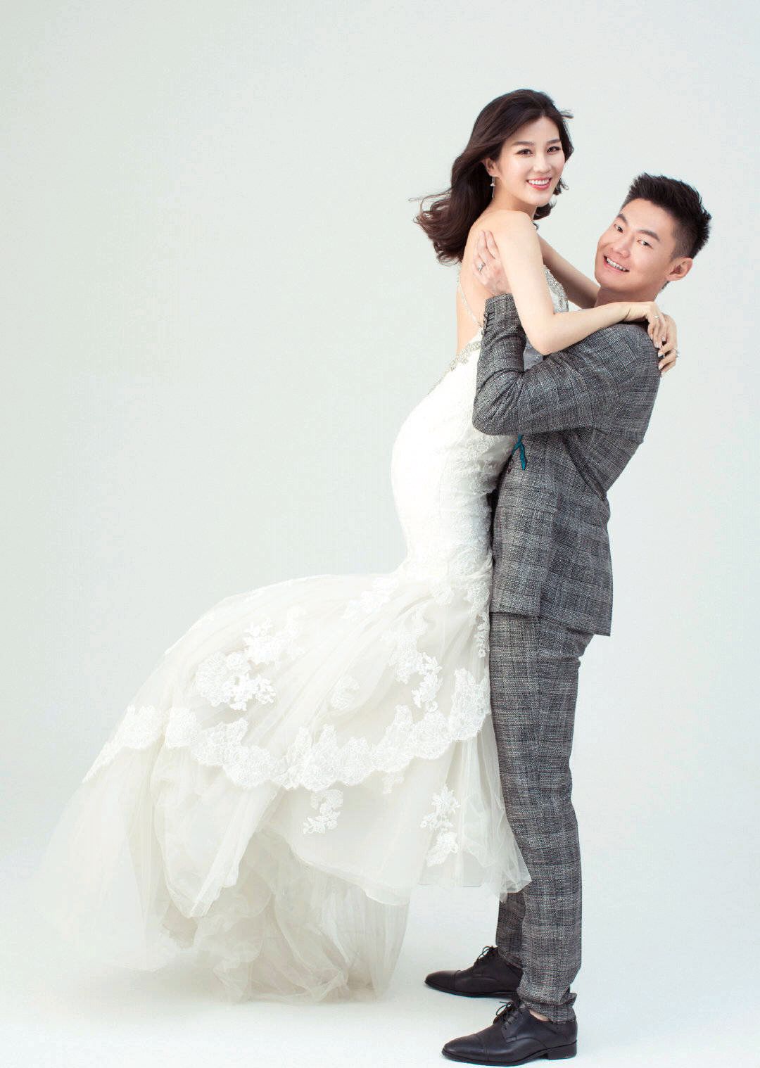 张培萌漠寒婚纱照,男方萌笑遭遇掐脸揪耳,女方得宠被举过头!