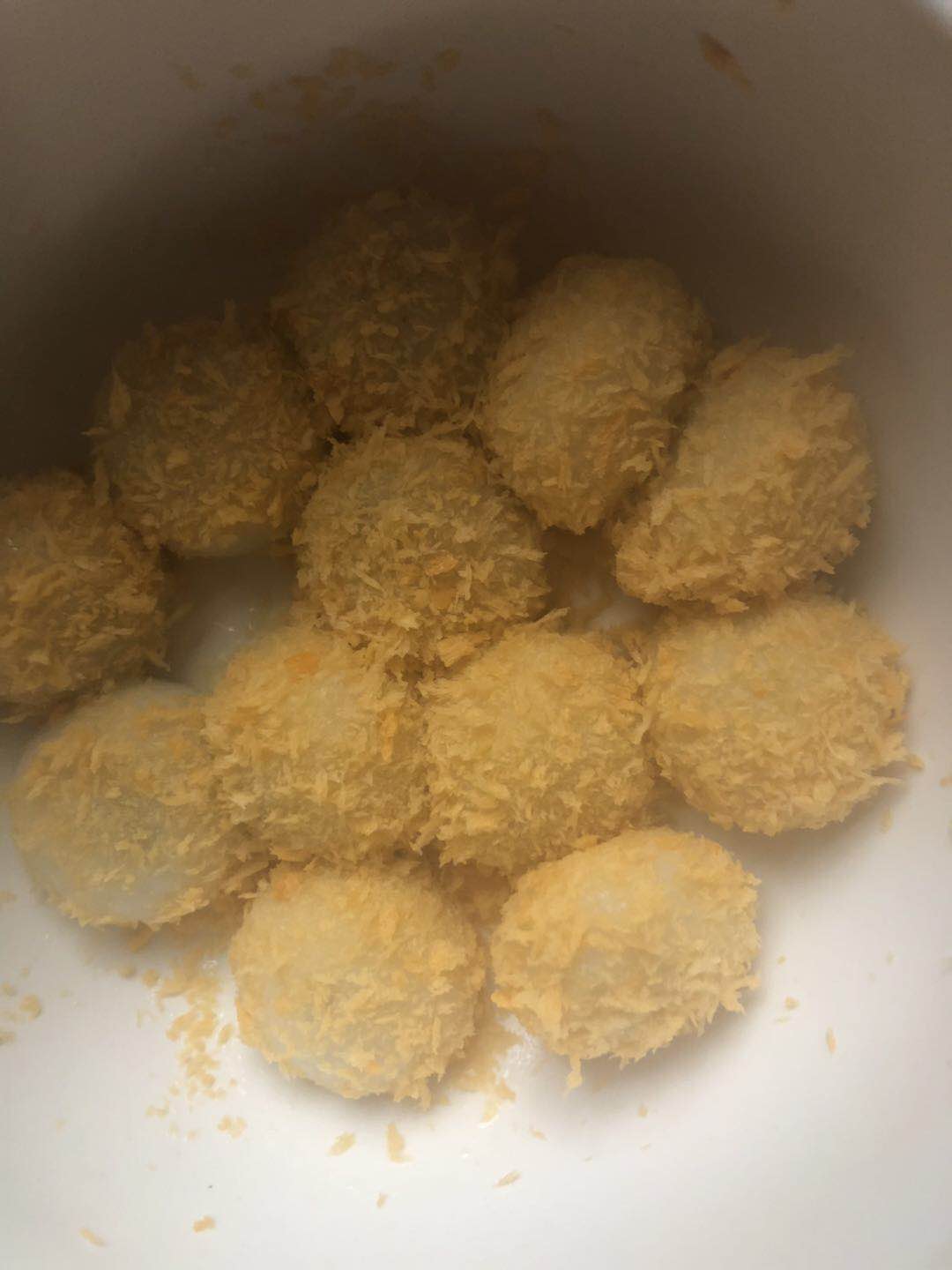 汤圆捞出,加入面包糠,裹一层,要多一点,我弄的有点少,有的地方还有没