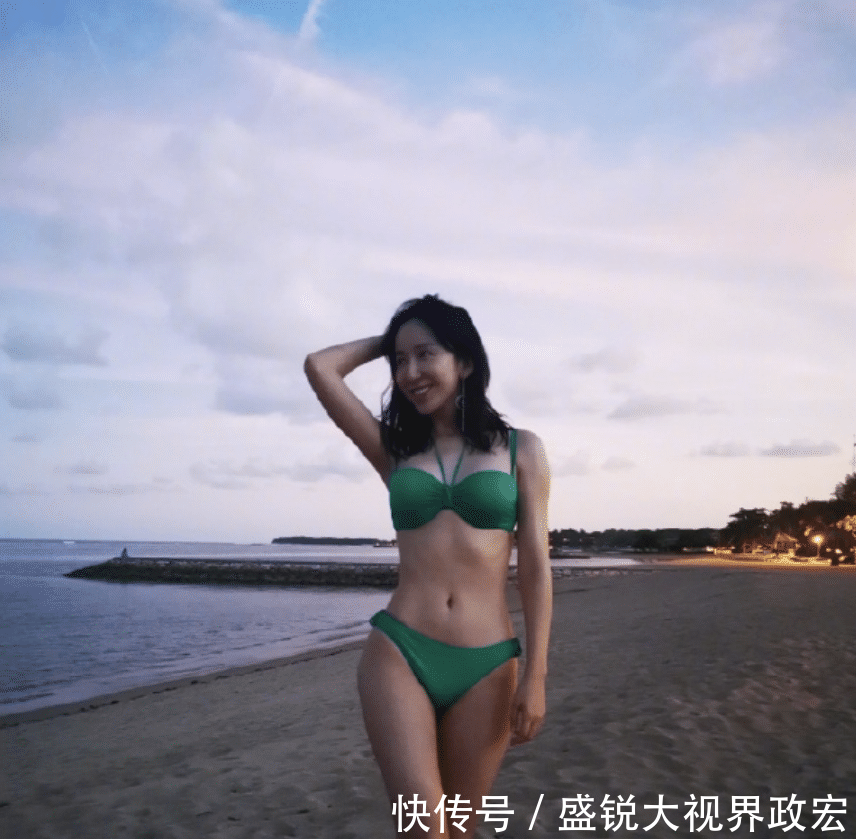 娄艺潇海边度假晒比基尼泳装照,性感撩发秀完美身材