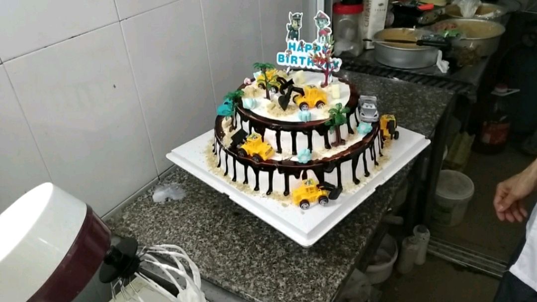 儿童卡通挖土机生日蛋糕做法