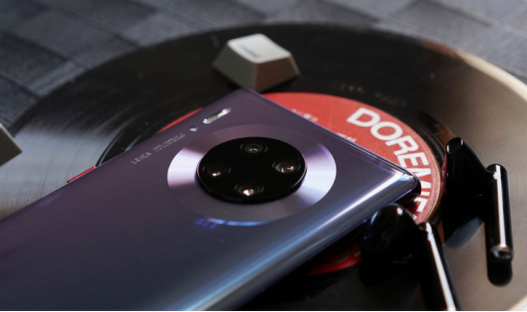 62英寸的oled全面屏,并支持新一代屏内指纹技术与人脸解锁技术.