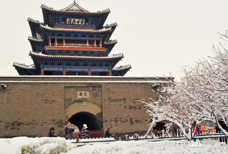 2019年2月14日,游客在河北宣化一处旅游景点体验雪圈滑雪.