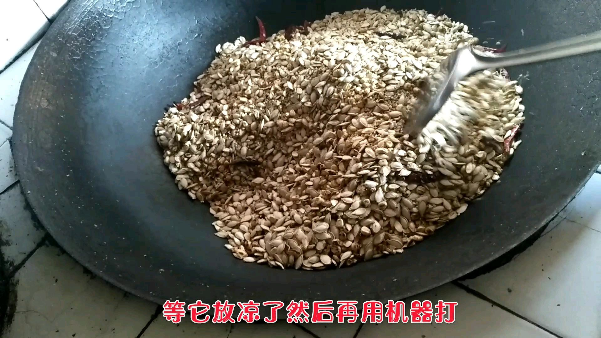 农村大妈自制蒸肉米粉,加上“它”才是最关键的?
