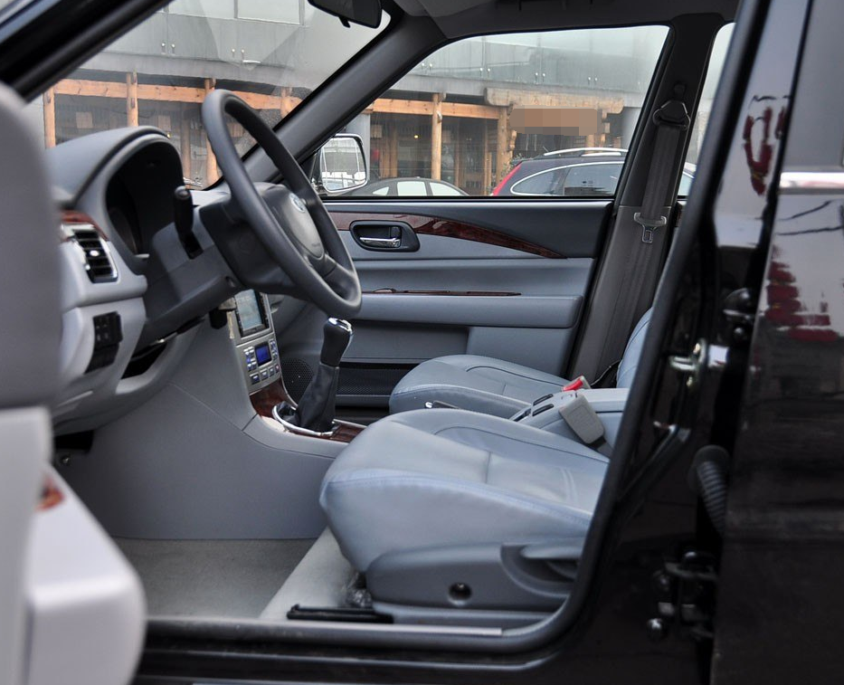 野马f99内饰的布局和做工都非常用心,用料考究,气味小,手触感也比较