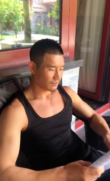 嘎子哥2岁儿子脸瘦一圈变化大,自己走路不用妈妈牵