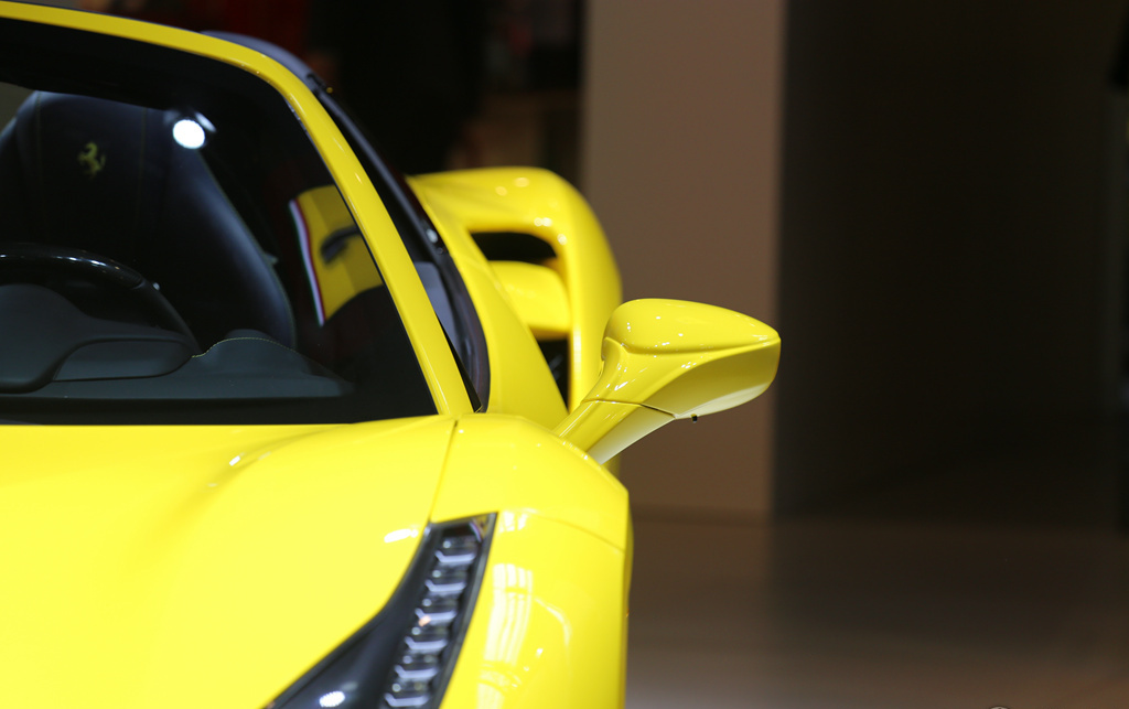 为大家品读一款法拉利488spider