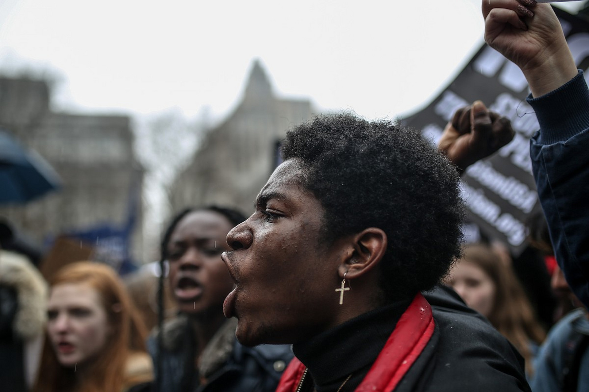 在法国街头,黑人鸠占鹊巢,竟喊出:巴黎是黑人的,让白人滚出法国的口号