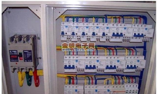 老电工都这样装配电箱,太专业了,用几十年都不会跳闸