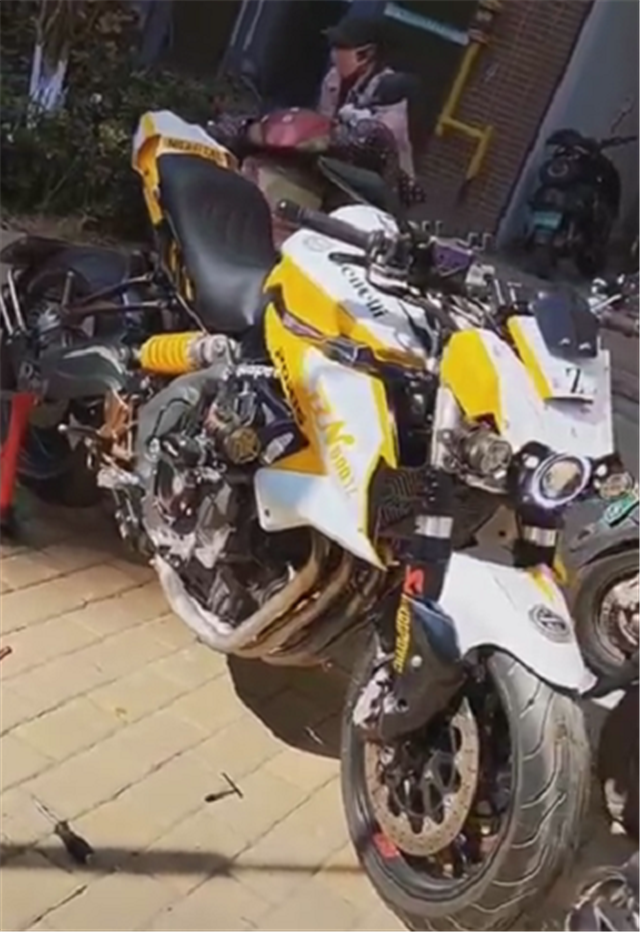 改装兰博基尼同款尾灯的龙6摩托车,还配透明离合盖,颜值再提升