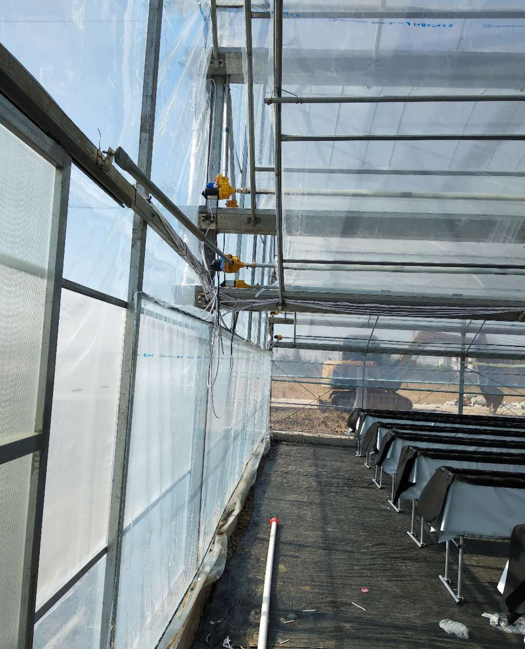 商品专题_草莓大棚建成后的整体图片: 显示屏幕 电动通风系统: 基质槽