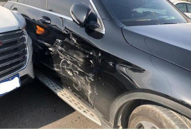 哈弗h6不小心撞上奔驰,下车后,h6车主:这差距真的是太大了!