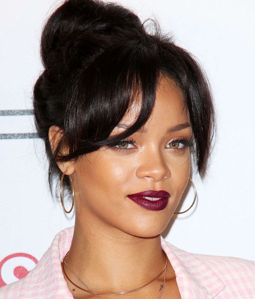 蕾哈娜的红唇妆太惊艳了,除了大红色,还有这些色号适合冬季!