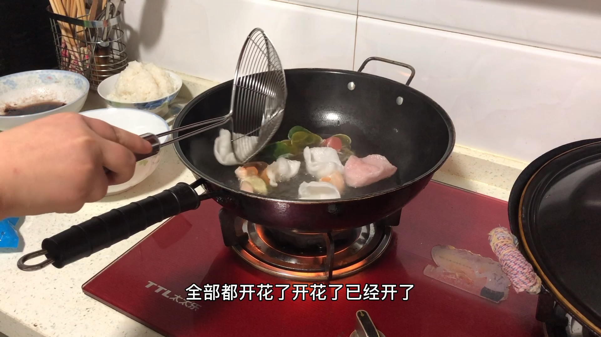 自己炸的七彩虾片,便宜又好吃,吃了一分钟不到就上火,不建议吃