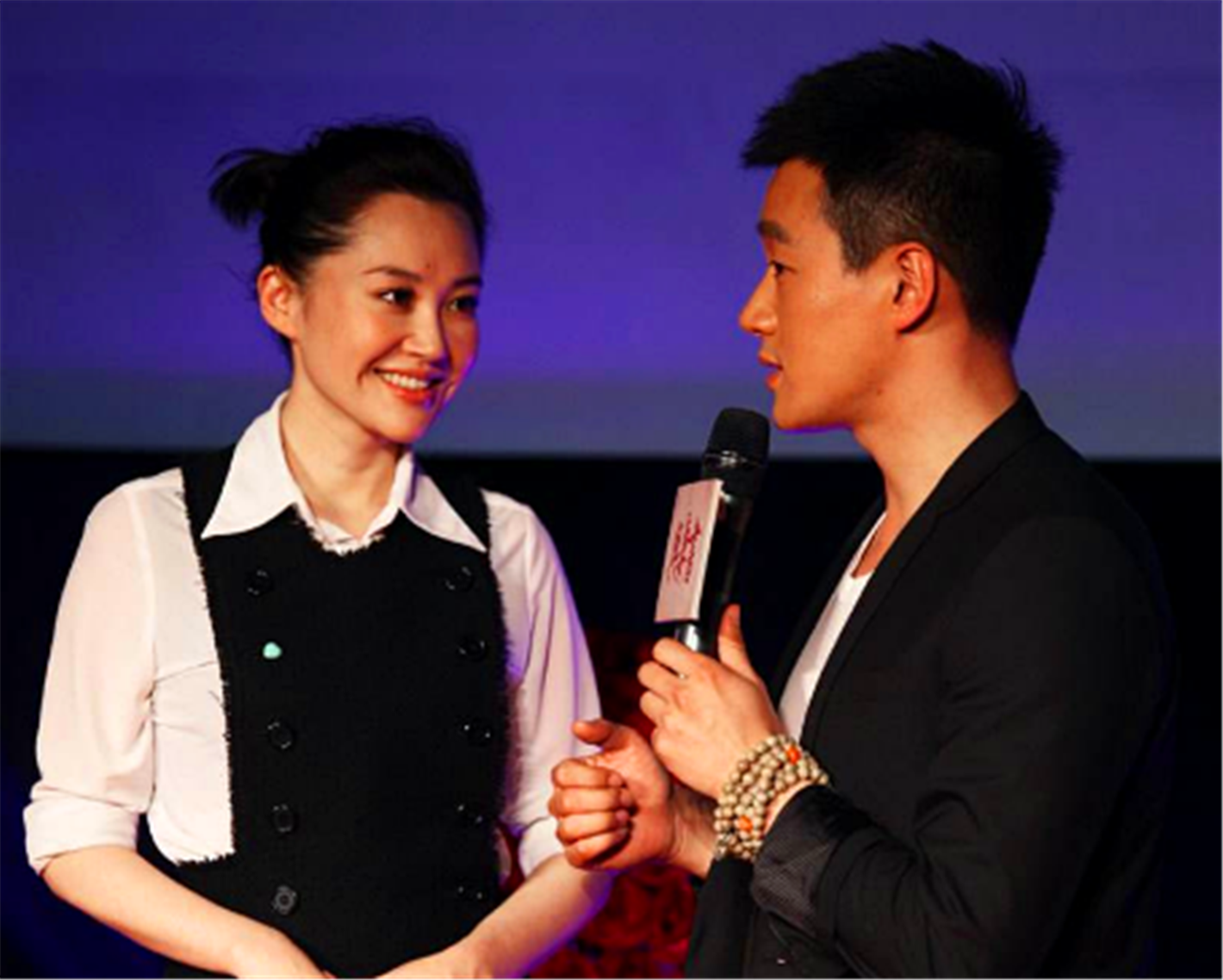 井柏然给许晴涂口红,许晴却是笑得合不拢嘴,幸亏戴了个大墨镜,要不然