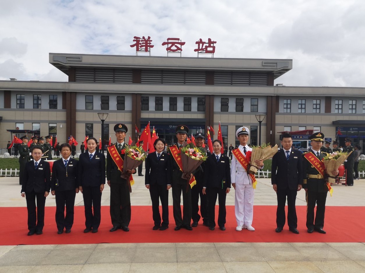 大理祥雲動車站上來了閱兵大明星