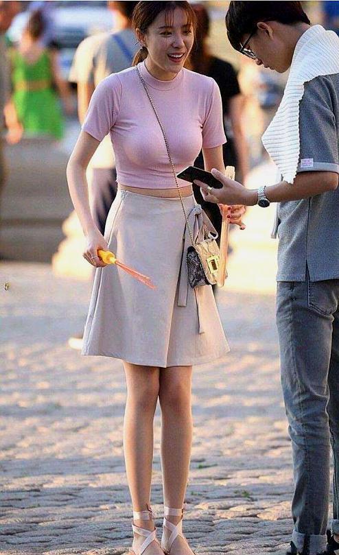 街拍:时尚露脐上衣搭配牛仔裤,丰满身材尽显,这才叫女人味!