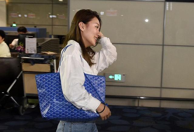 旺夫!武磊妻子素颜亮相很贤惠 球迷机场送行祝他们幸福