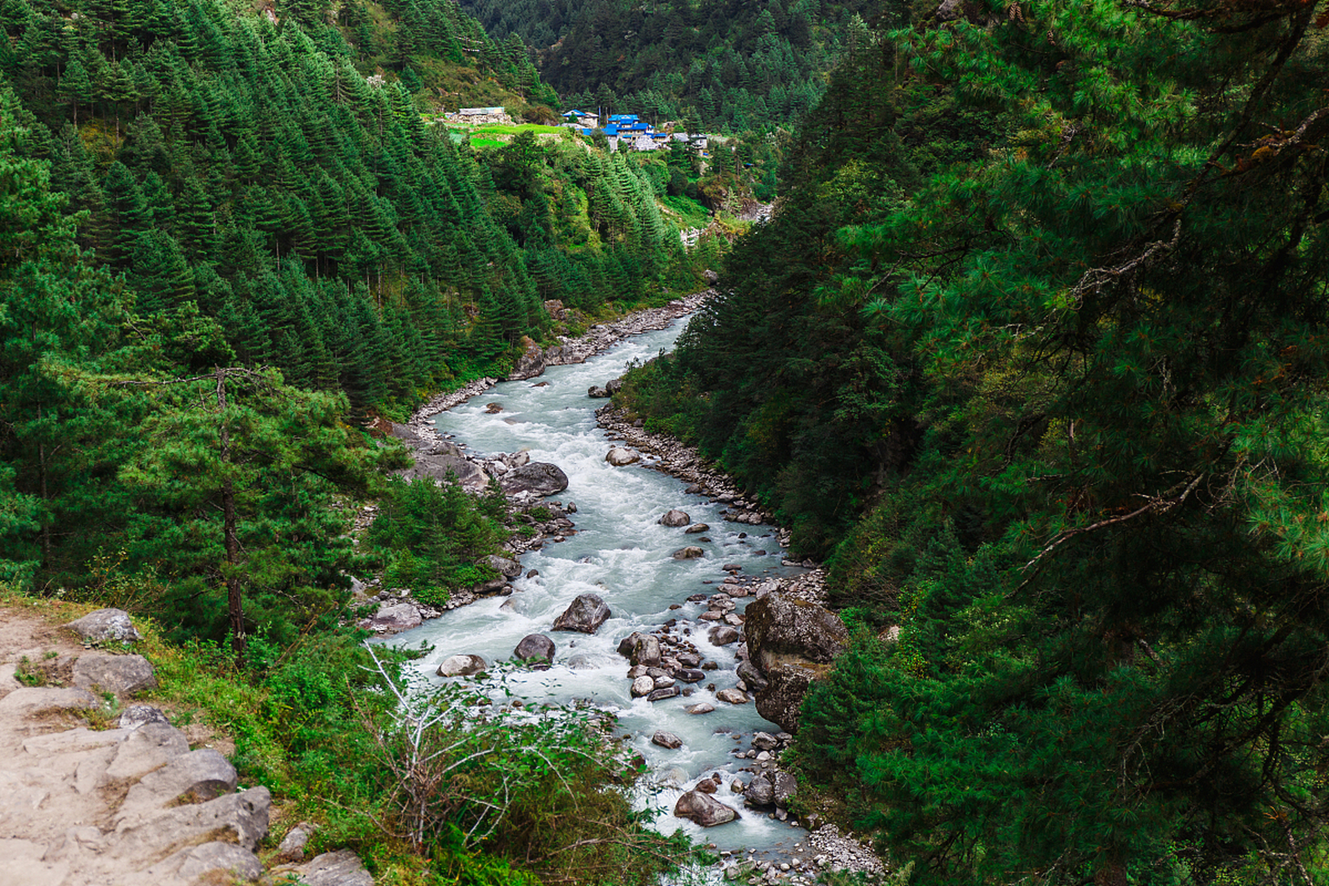 茅岩河位于中国的湖南省张家界市,是一条蜿蜒曲折的河流,以其秀美的