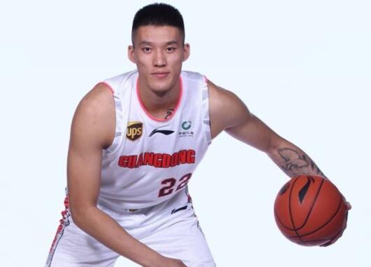 粤疆大战前,杜峰将大胆启用两大年轻内线,而苏伟的未来堪忧!