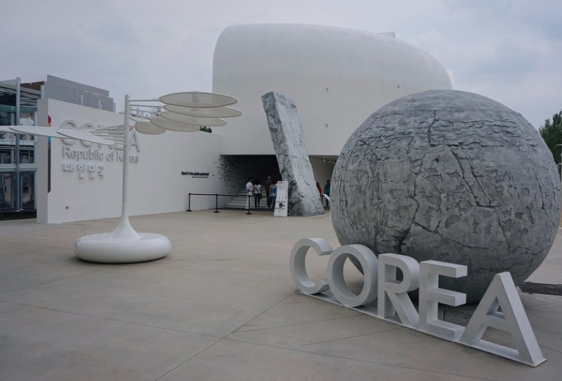 米兰世博会韩国馆,纯白的建筑内,用高科技的手段呈现了韩食的制作过程