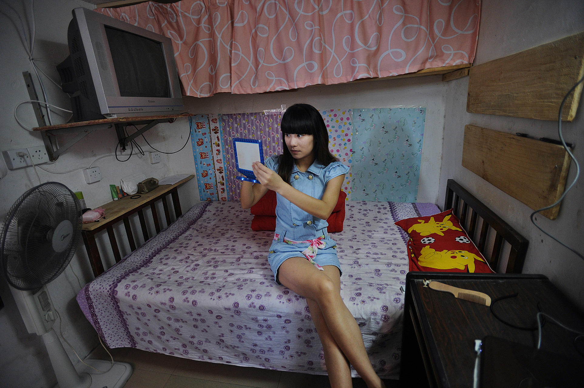 女邻居来我家借100000元钱,说有急用,年前就还,老婆偷偷扯我的衣角