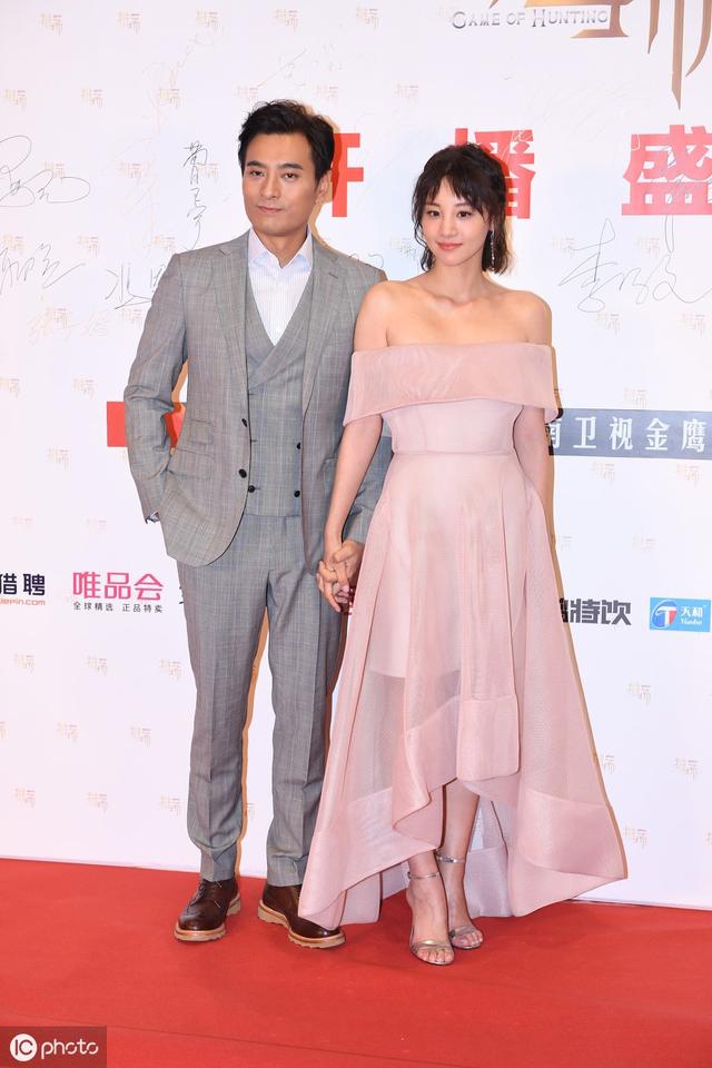 优雅礼服波浪卷出席活动的章龄之,笑得"人比花娇"