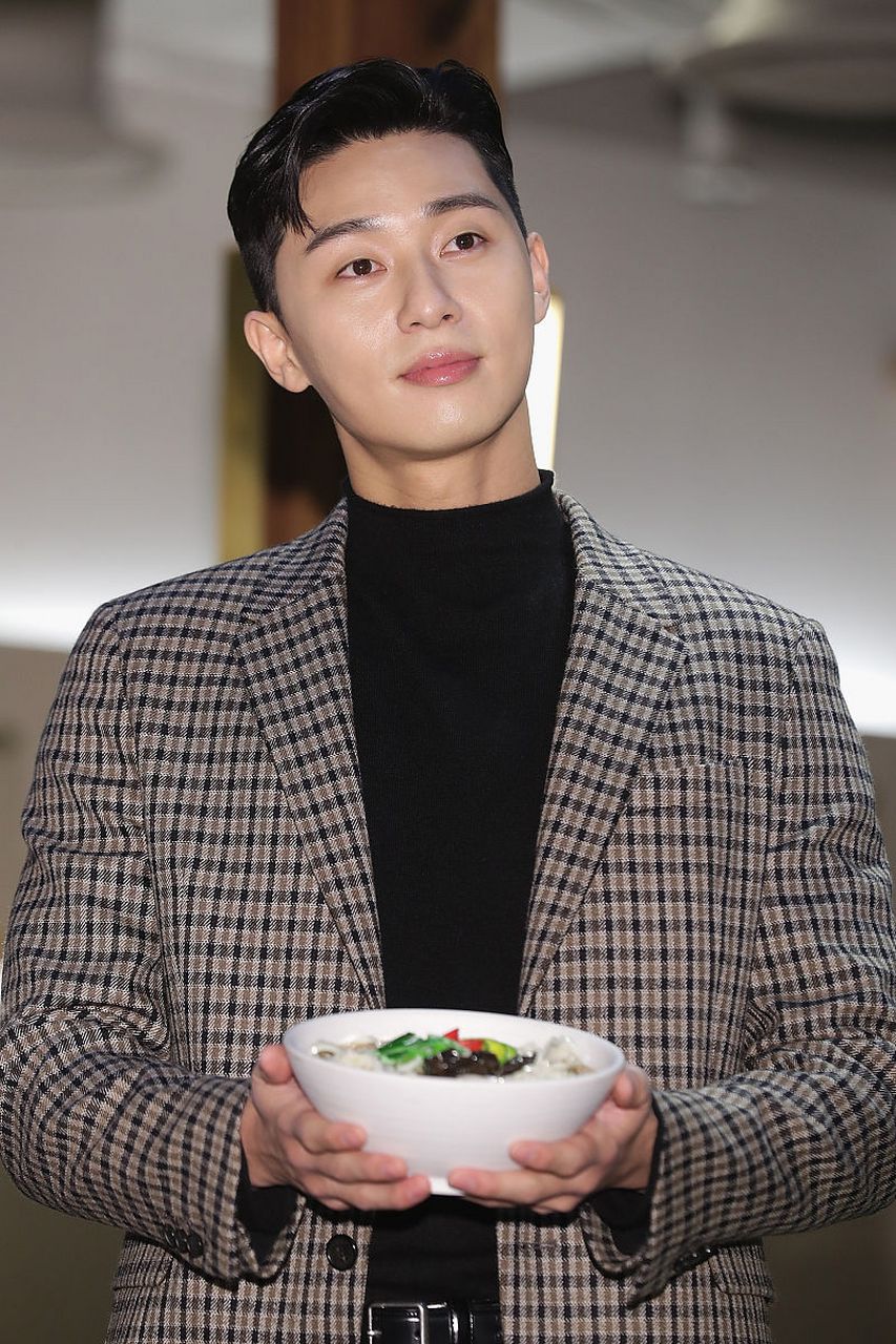 朴叙俊也会在剧中时不时秀出自己的身材,强壮的胸肌和腹肌让不少观众