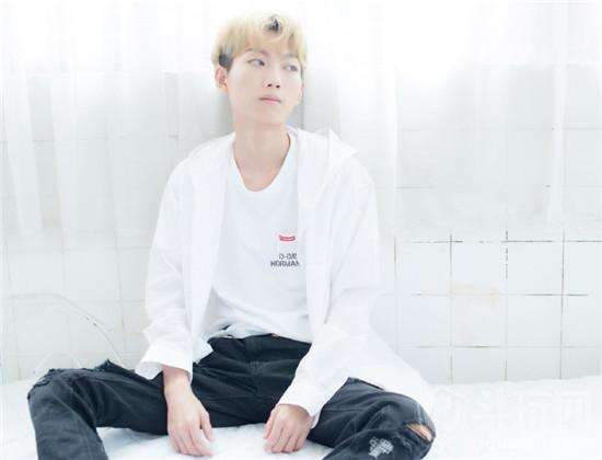 虎牙大表哥连续直播30多个小时想冲国服,结果被官方强制停播