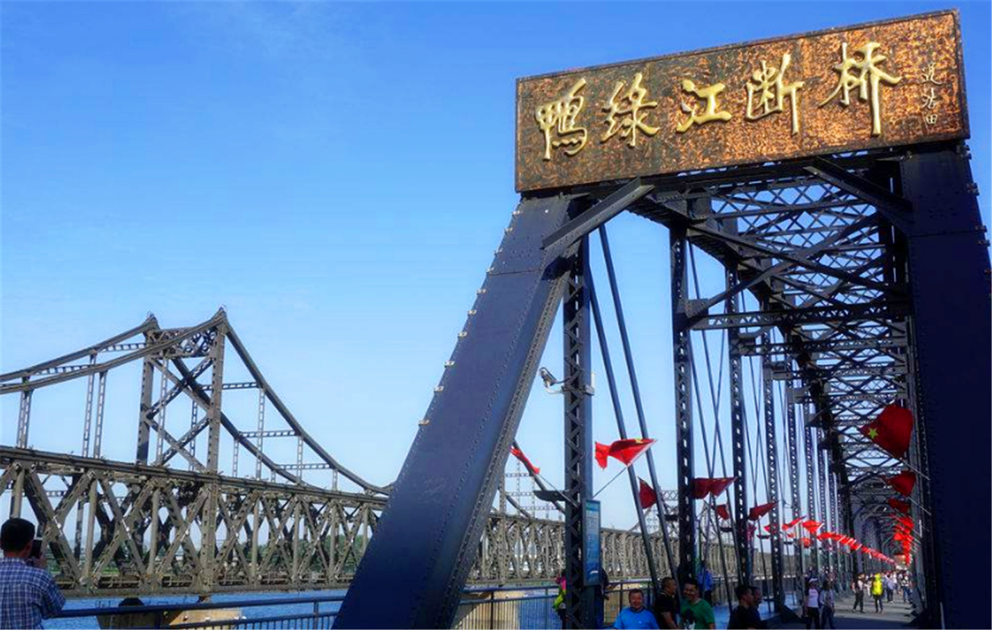 中国丹东与朝鲜新义仅有一江之隔,但对比是非常的强烈,当船只从新义州