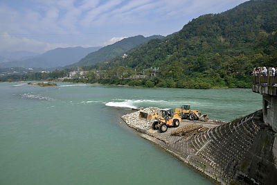 都江堰水利工程三大景观之一鱼嘴分水堤
