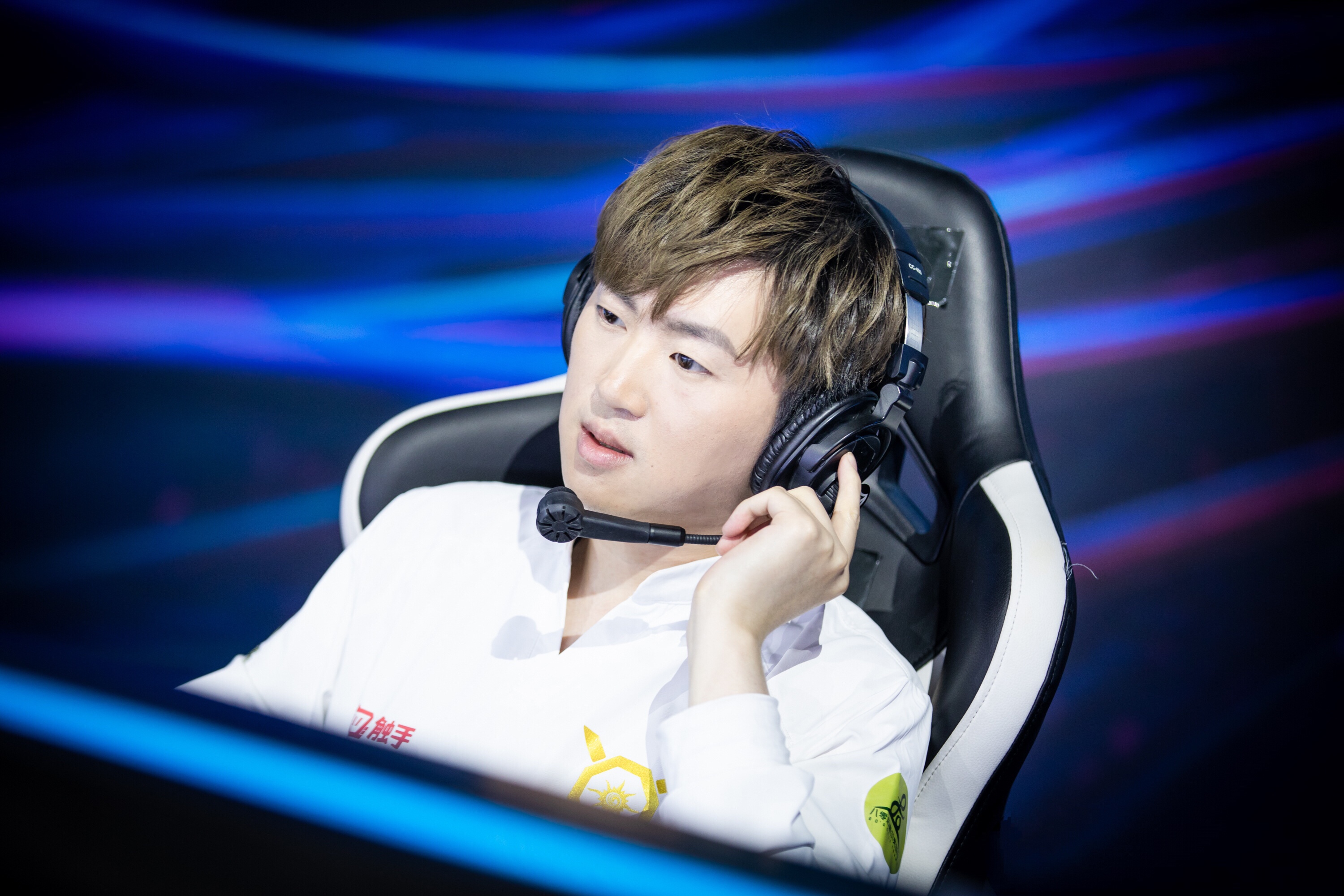 xq.knight因直播点投降被俱乐部处罚,网友:人设崩塌另有原因