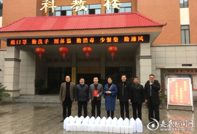 "爱心捐赠,情暖校园"——娄底五中热心家长向学校捐赠防疫物资