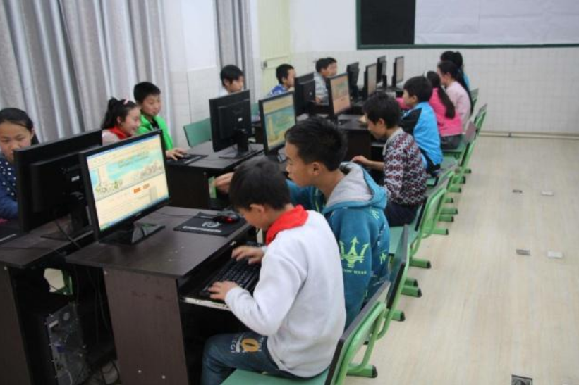 为什么以前上"微机课"要被要求穿鞋套?老师偷笑:怕电脑中毒