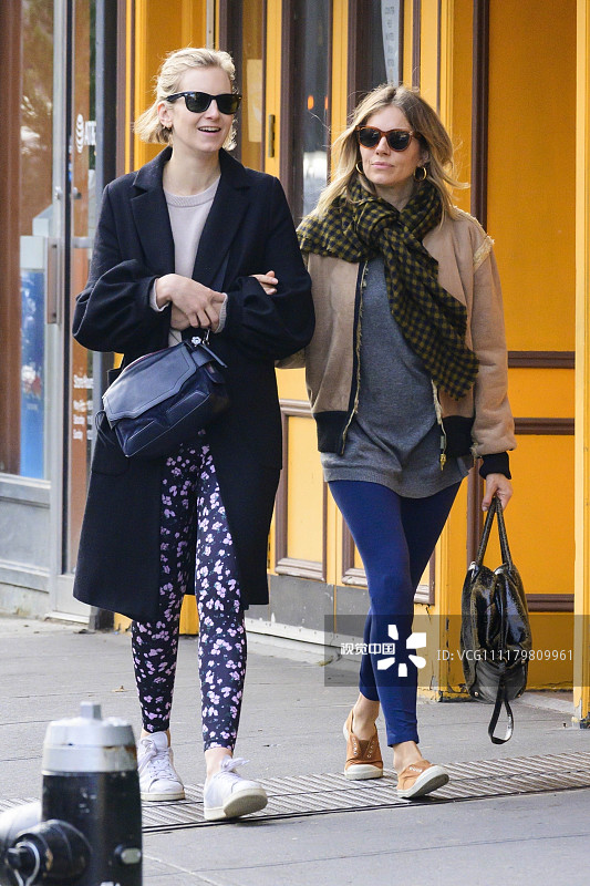 当地时间2018年12月3日,美国纽约,西耶娜·米勒(sienna miller)和友人